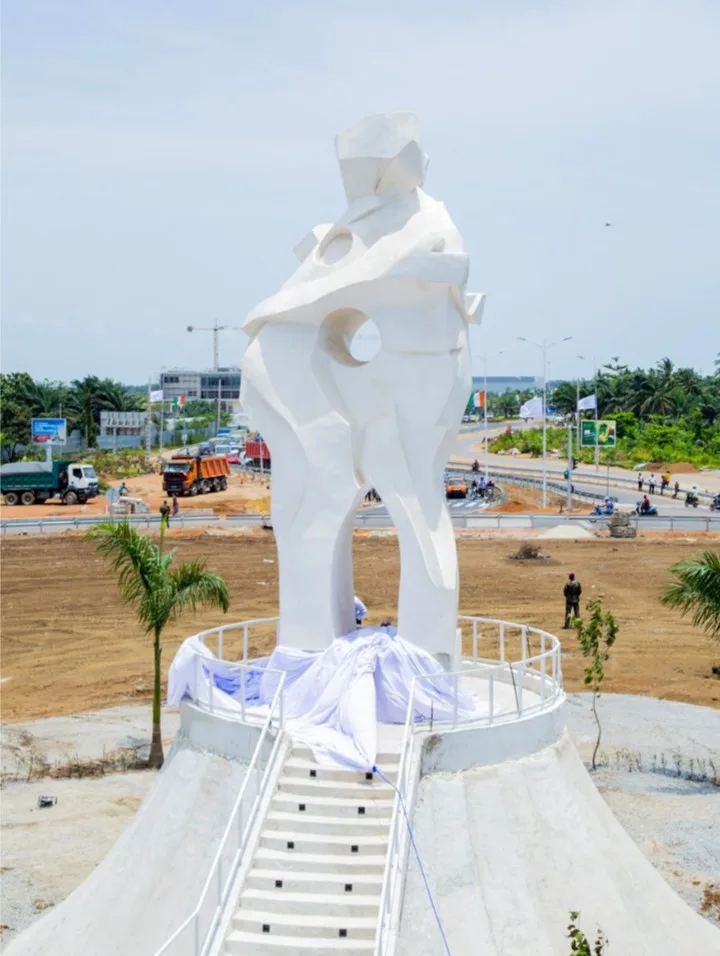 Statue Akwaba de Port-Bouët : accolade de bienvenue de 18 tonnes, œuvre de Koffi Donkor (1989)